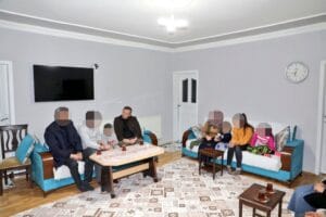 Kars Valisi Ziya Polat, ‘Alma’ ailesinin iftar sofrasına konuk oldu – Birlik Haber Ajansı