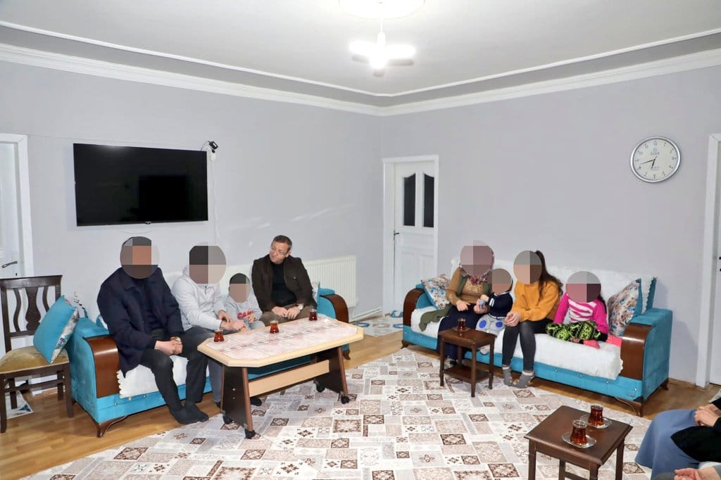 Kars Valisi Ziya Polat, ‘Alma’ ailesinin iftar sofrasına konuk oldu – Birlik Haber Ajansı