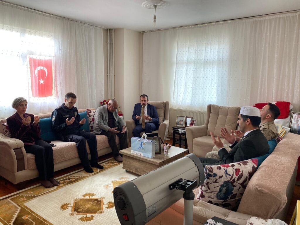 Arpaçay Kaymakamı Akköz’den bayram öncesi şehit aileleri ziyareti – Birlik Haber Ajansı