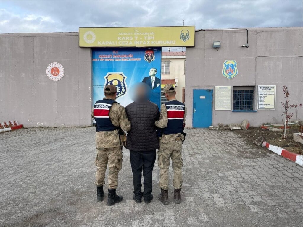 Kars’ta göçmen kaçakçılığı ile arama kaydı bulunan şahıs tutuklandı – Birlik Haber Ajansı