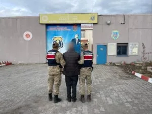 Kars’ta göçmen kaçakçılığı ile arama kaydı bulunan şahıs tutuklandı – Birlik Haber Ajansı