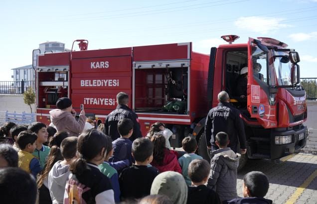 Kars itfaiye ekipleri miniklere eğitim verdi – Birlik Haber Ajansı