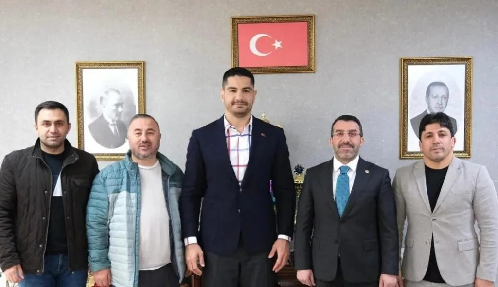 Kars Milletvekili Adem Çalkın, Türkiye Güreş Federasyonu Başkanı Taha Akgül’ü ziyaret etti – Birlik Haber Ajansı