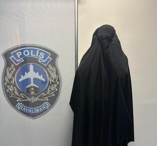 Kars’ta kadın kılığındaki çarşaflı suçlu havaalanı polisinden kaçamadı – Birlik Haber Ajansı