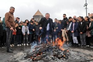 Kars’ta baharın müjdecisi nevruz ateşi kar altında yakıldı – Birlik Haber Ajansı