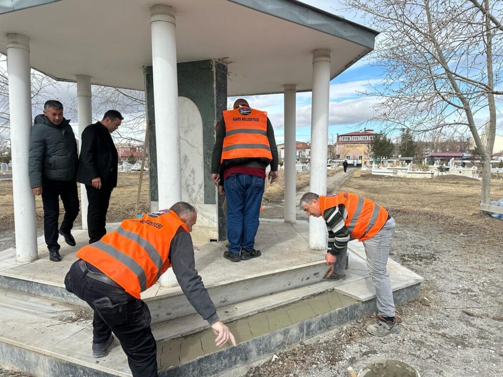 Kars Belediyesinden bayram öncesi mezarlıklarda hummalı temizlik… – Birlik Haber Ajansı