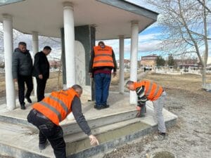 Kars Belediyesinden bayram öncesi mezarlıklarda hummalı temizlik… – Birlik Haber Ajansı