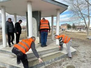 Kars Belediyesinden bayram öncesi mezarlıklarda hummalı temizlik… – Birlik Haber Ajansı