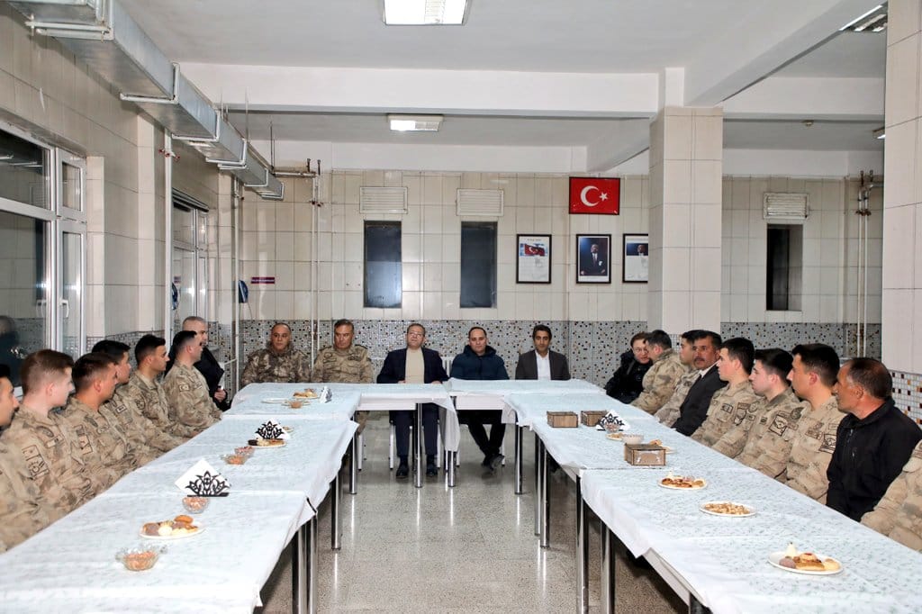 Kars Valisi Ziya Polat, Jandarma personeliyle iftarda bir araya geldi – Birlik Haber Ajansı