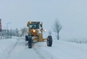 Bayburt Belediyesi, akşam saatlerinden itibaren kar mesaisi yaptı – Birlik Haber Ajansı