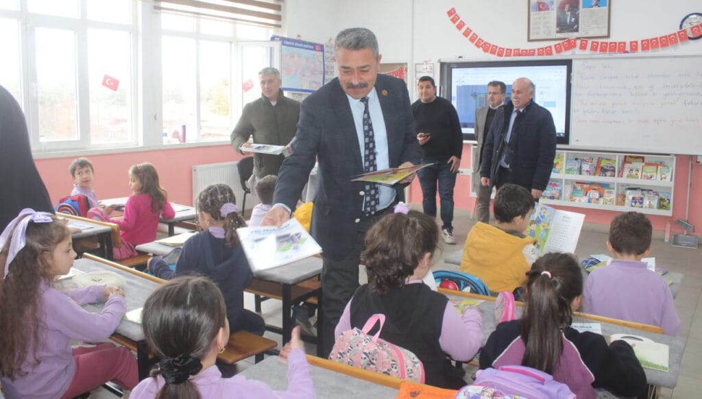 Şarkikaraağaç Belediye Başkanı Ali Göçer’den miniklere Ramazan hediyesi – Birlik Haber Ajansı