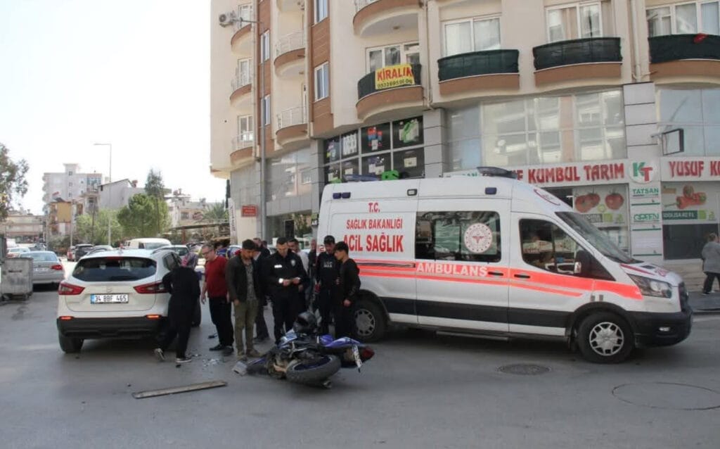 Serik’te motosiklet sürücüsü kazayı hafif sıyrıklarla atlattı – Birlik Haber Ajansı