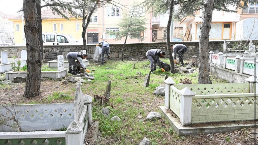 Isparta’da mezarlıklarda bayram temizliği – Birlik Haber Ajansı