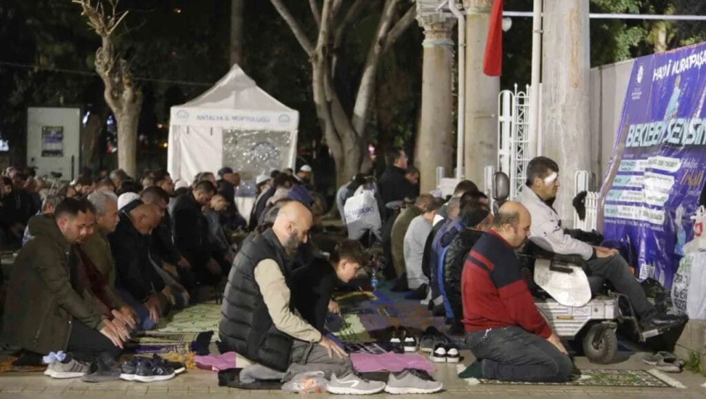 Antalya’da Kadir Gecesi’nde camiler doldu taştı – Birlik Haber Ajansı