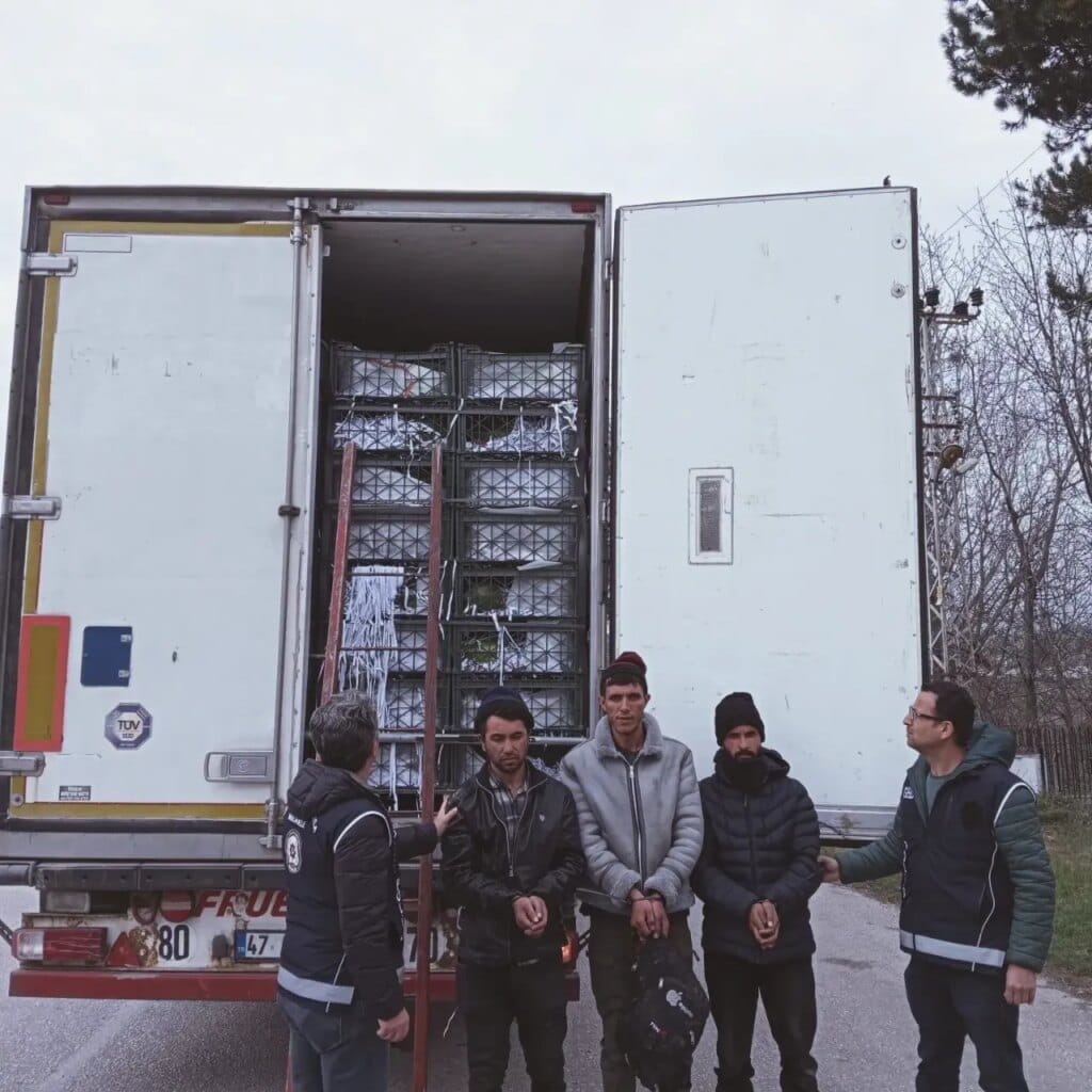 Amasya’da karpuzların arasına saklanan göçmenler yakalandı – Birlik Haber Ajansı