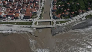 Kar suları Karadeniz’in rengini değiştirdi: İnebolu kıyıları kahverengiye büründü – Birlik Haber Ajansı