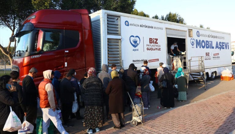 Antalya’da Ramazan boyunca mobil aşevi TIR’ı mahalle mahalle yemek dağıtıyor – Birlik Haber Ajansı