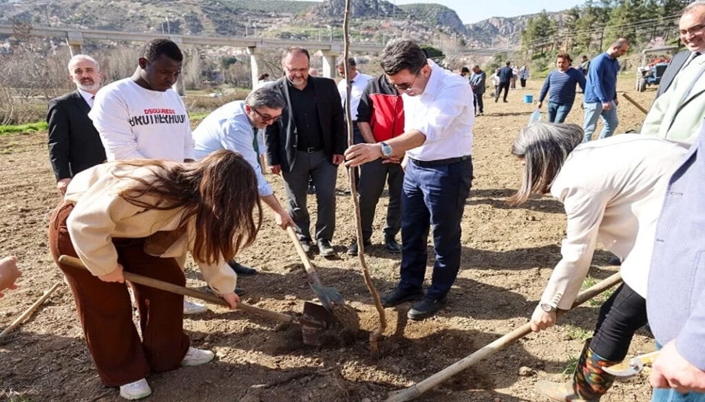 Bilecik Valisi, üniversitelilerle fidan dikti – Birlik Haber Ajansı
