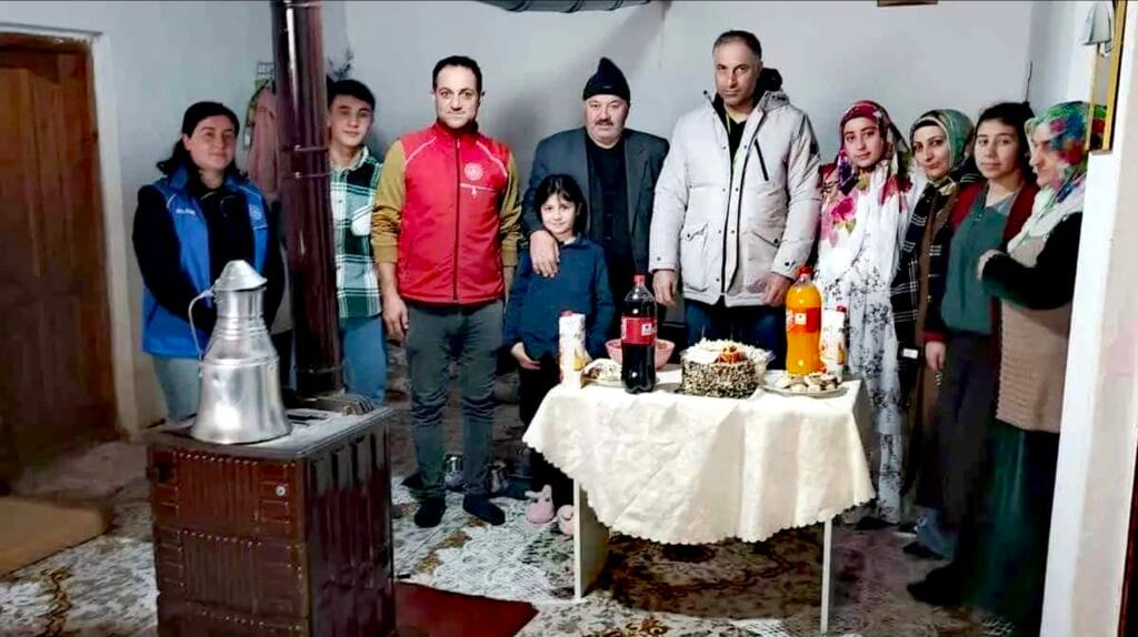 Hamur Kaymakamı Mahir, öksüz ve yetim çocukları güldürüyor – Birlik Haber Ajansı