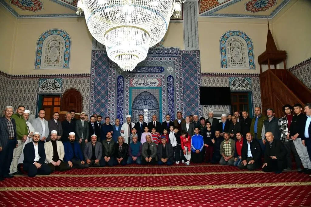 Şalpazarı’na  İftara Gelen Vali Yıldırım teravih sonrası hemşerileriyle hasbihal etti – Birlik Haber Ajansı