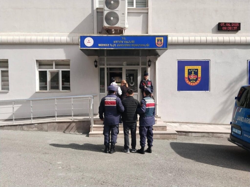 Artvin’de 3 düzensiz göçmen yakalandı – Birlik Haber Ajansı