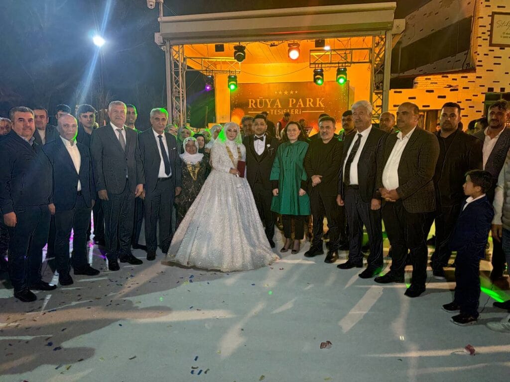 Adana’da görkemli düğün: Siyaset ve iş dünyası aynı masada – Birlik Haber Ajansı