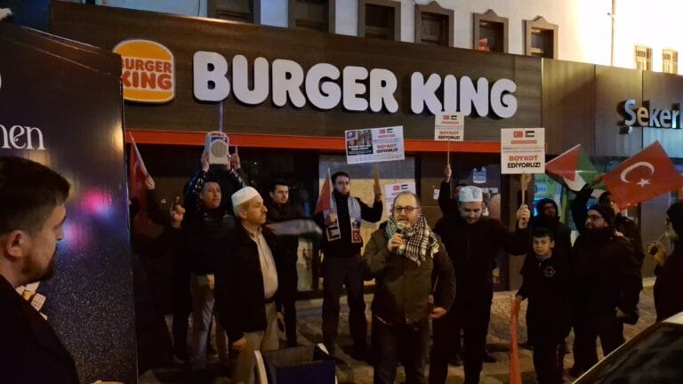 Beypazarı’nda ilçeye açılmaya çalışılan “BURGER KİNG” mağazası protesto edildi – Birlik Haber Ajansı