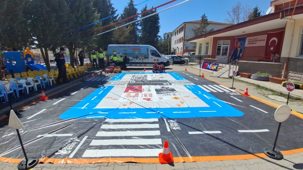Beypazarı’nda Halide Edip Adıvar Anaokulu’nda çocuklara 23 Nisan şenliği kapsamında trafik eğitimi – Birlik Haber Ajansı