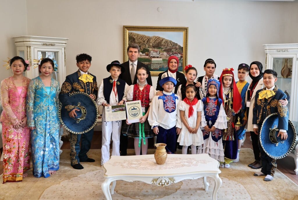 Amasya Valisi Önder Bakan ve eşi, yabancı misafir çocukları evinde ağırladı – Birlik Haber Ajansı