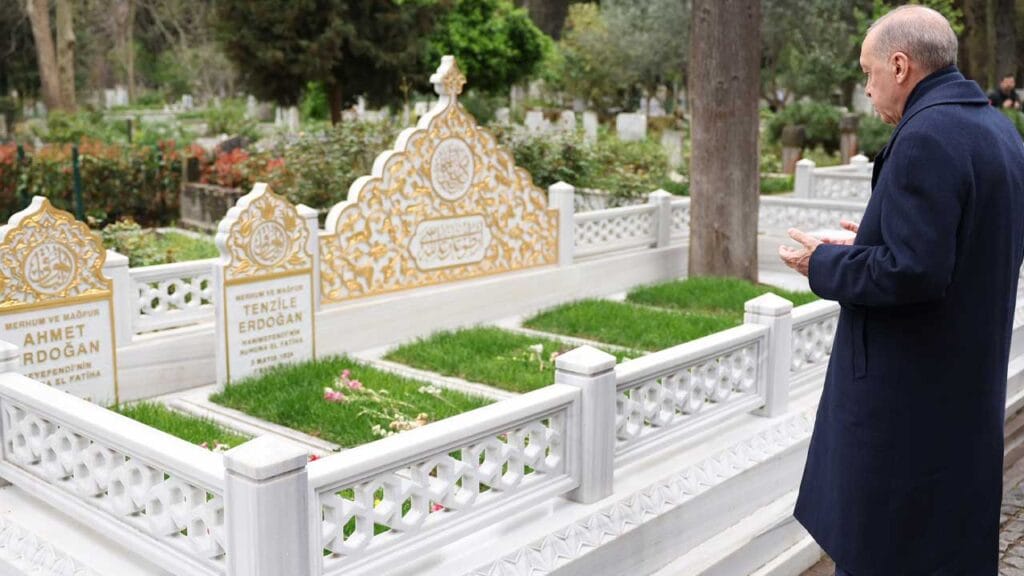 Cumhurbaşkanı Erdoğan, anne ve babasının kabirlerini ziyaret etti – Birlik Haber Ajansı