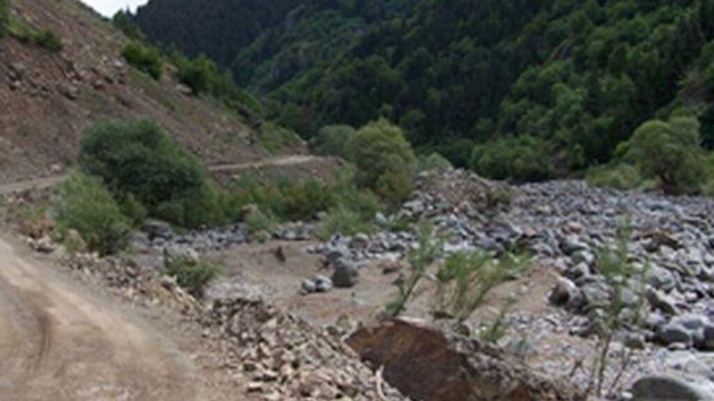 Artvin-Ardahan kara yolunda heyelan sebebiyle ulaşım çift yönlü kapatıldı – Birlik Haber Ajansı