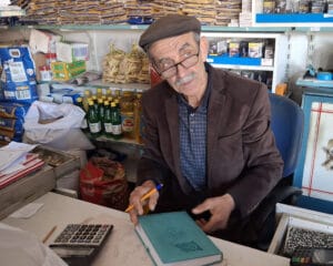 Beypazarı’nda Bakkal Ömer Koçer, veresiye defterini gösterip mahalle bakkalının önemine parmak bastı – Birlik Haber Ajansı