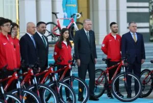 Cumhurbaşkanı Erdoğan, Türkiye Bisiklet Turu heyetini Beştepe’de ağırladı – Birlik Haber Ajansı