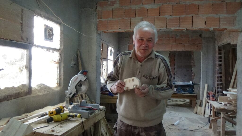 Torununun isteğiyle oyuncak yapmaya başlayan emekli Musa Akkaya, çocuklara her yıl 10 bin oyuncak dağıtıyor – Birlik Haber Ajansı