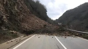 Doğankent – Gümüşhane Kara Yolu heyelan nedeniyle ulaşıma kapandı – Birlik Haber Ajansı