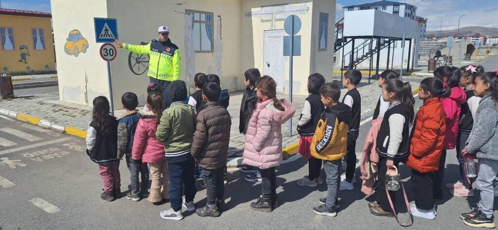 Kars’ta jandarmadan ilkokul öğrencilerine trafik eğitimi – Birlik Haber Ajansı