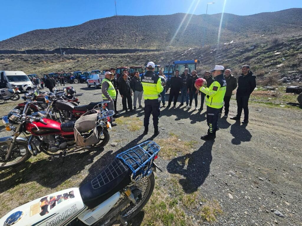 Kars’ta motosiklet sürücüleri bilgilendirildi – Birlik Haber Ajansı