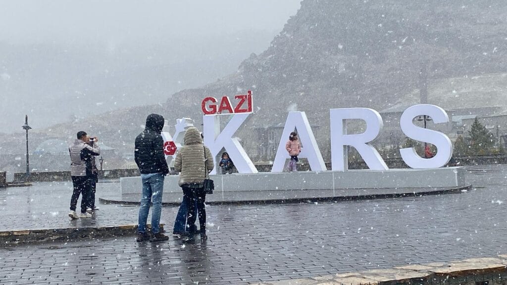 Kars'ta nisan’da kar sürprizi sürüyor