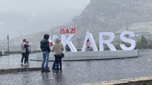 Kars'ta nisan’da kar sürprizi sürüyor