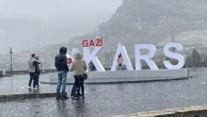 Kars'ta nisan’da kar sürprizi sürüyor