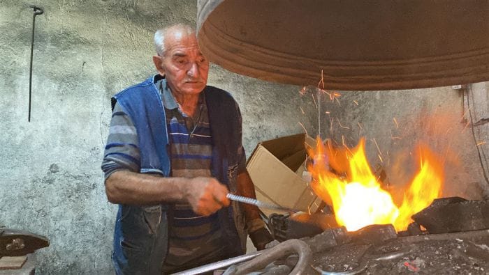 Kars’ta yarım asrı aşkın süredir demire şekil veriyor – Birlik Haber Ajansı