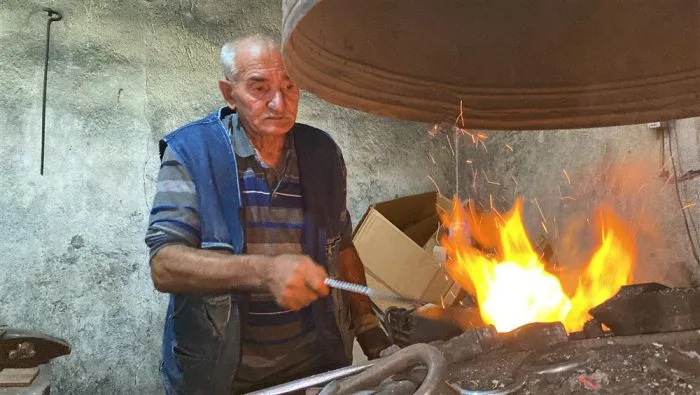 Kars’ta yarım asrı aşkın süredir demire şekil veriyor – Birlik Haber Ajansı