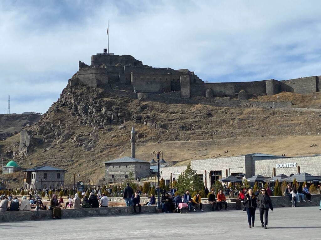 Kars’ta güneşli hava vatandaşları sokaklara döktü – Birlik Haber Ajansı