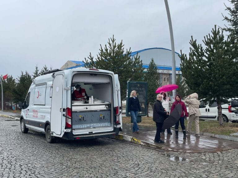 Kars’ta Kızılay’dan üniversite öğrencilerine sıcak çorba ikramı… – Birlik Haber Ajansı