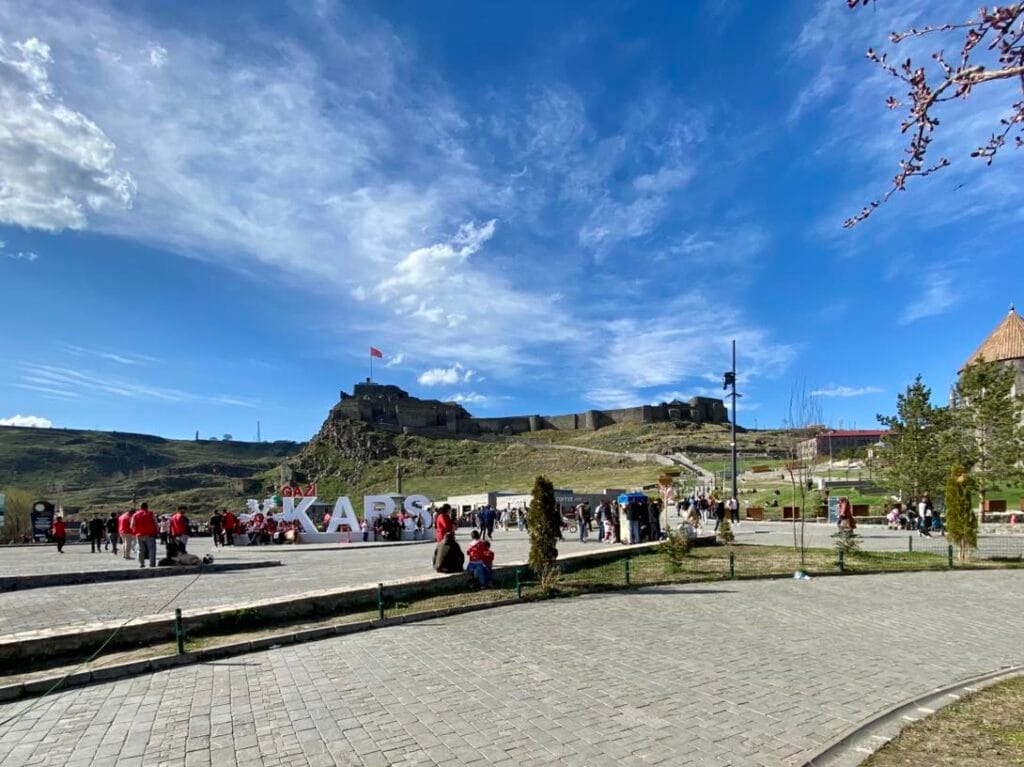 Kars’ta güneşli hava vatandaşları sokaklara döktü – Birlik Haber Ajansı