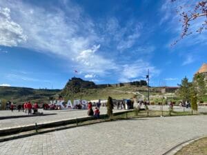 Kars’ta güneşli hava vatandaşları sokaklara döktü – Birlik Haber Ajansı