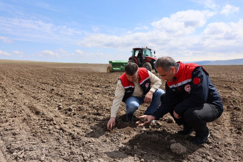 Kars’ta çiftçiler tohumlarını toprakla buluşturmaya başladı – Birlik Haber Ajansı