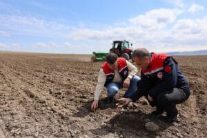Kars’ta çiftçiler tohumlarını toprakla buluşturmaya başladı – Birlik Haber Ajansı