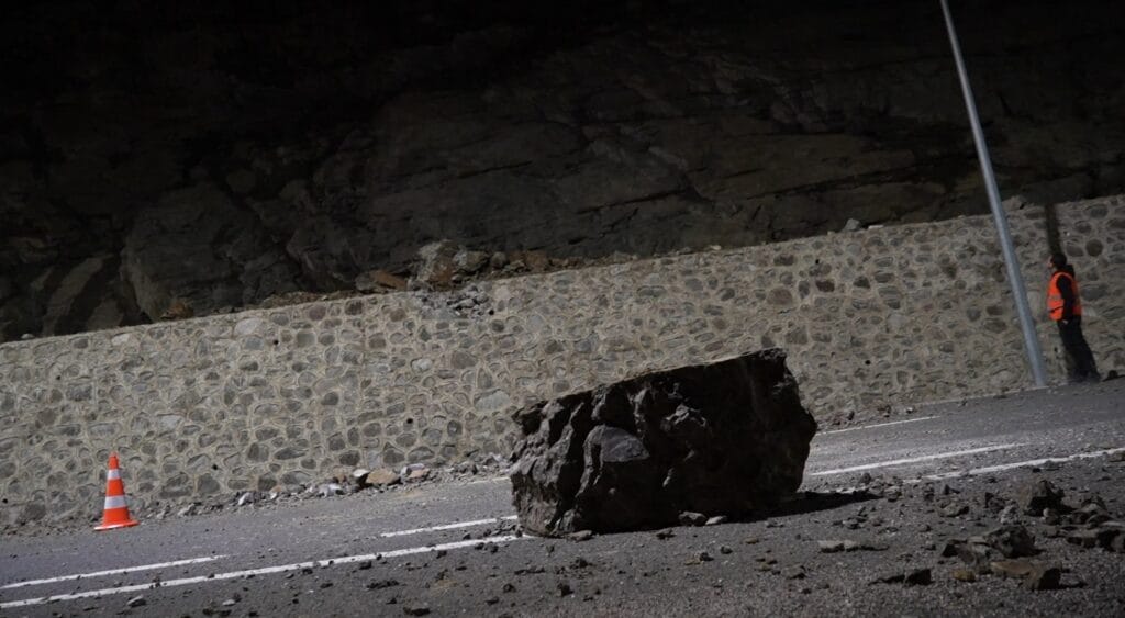 Gümüşhane’de heyelan: Yol trafiğe kapatıldı – Birlik Haber Ajansı