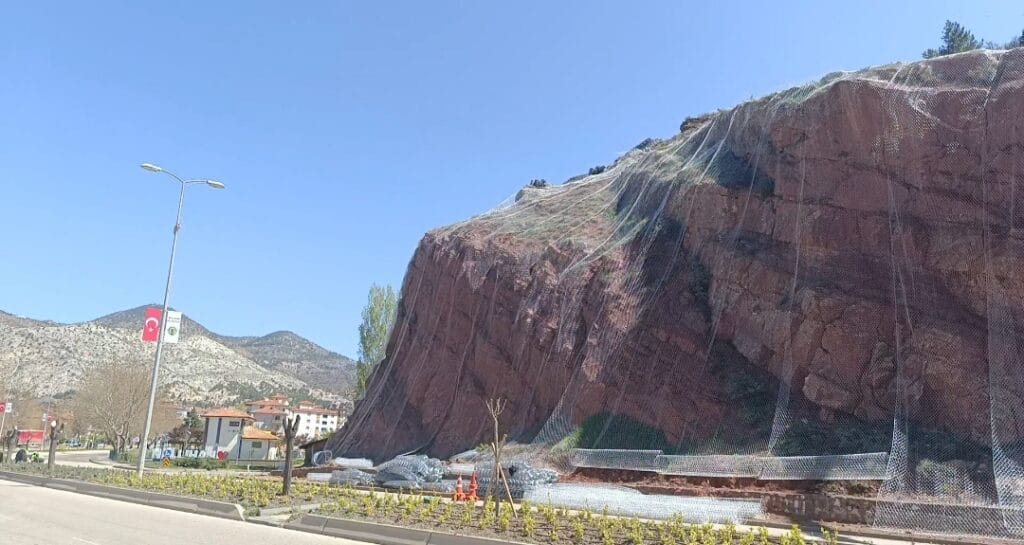 Nallıhan’da ilçe girişindeki kayalıklara önemli önlem – Birlik Haber Ajansı